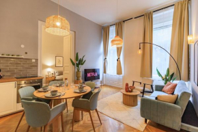 Central Designer 2 bedroom Flat